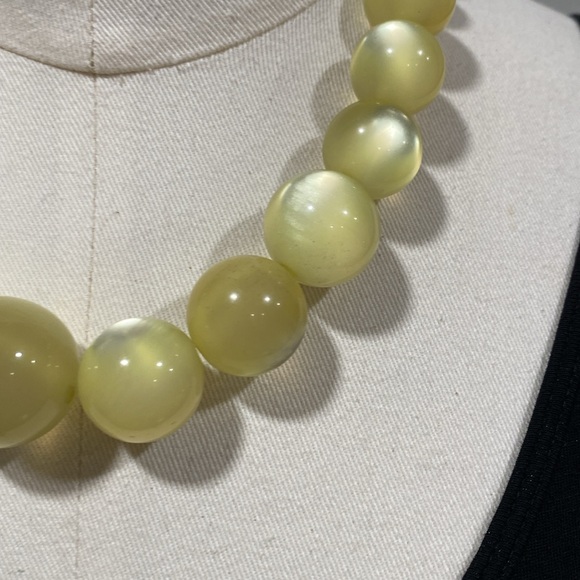 ⚡️2/$12⚡️Yellow Green Lucite Short Necklace - Picture 3 of 5